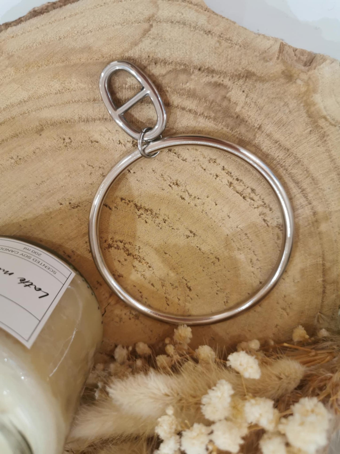 Jonc Mia en acier inoxydable, délicat et élégant, parfait pour ajouter une touche moderne et raffinée à votre poignet.