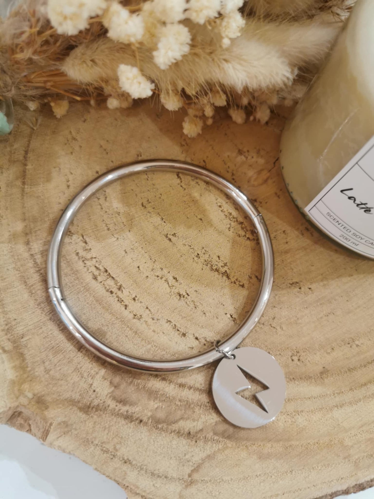 Jonc Esmee en acier inoxydable, délicat et moderne, parfait pour ajouter une touche raffinée et élégante à votre poignet.