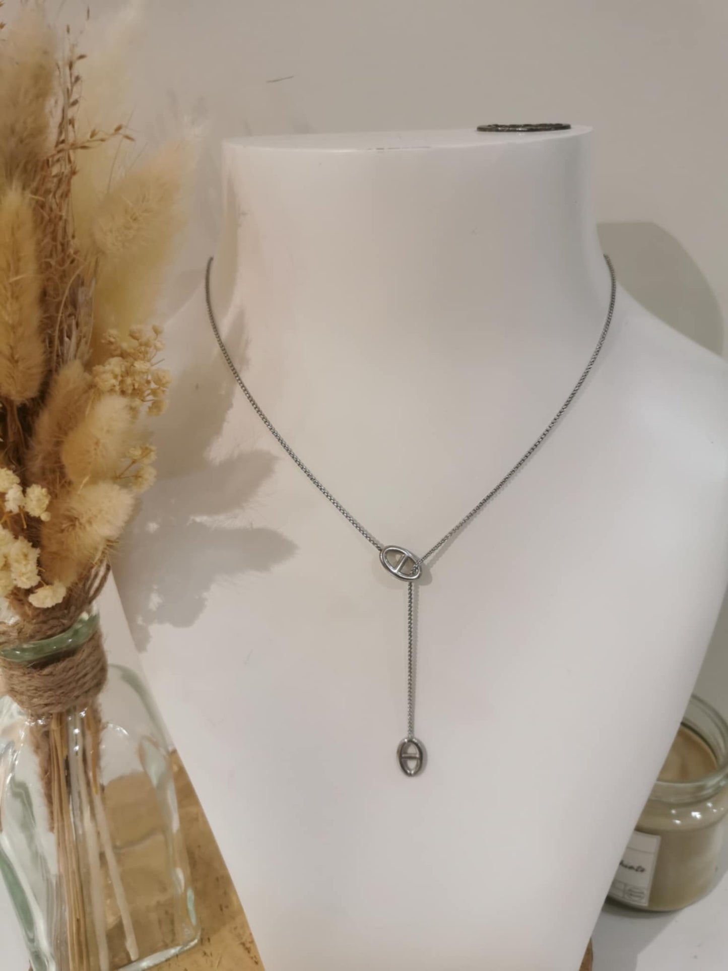Collier Y Ellie en acier inoxydable, élégant et moderne, parfait pour sublimer votre look avec une touche délicate et raffinée.