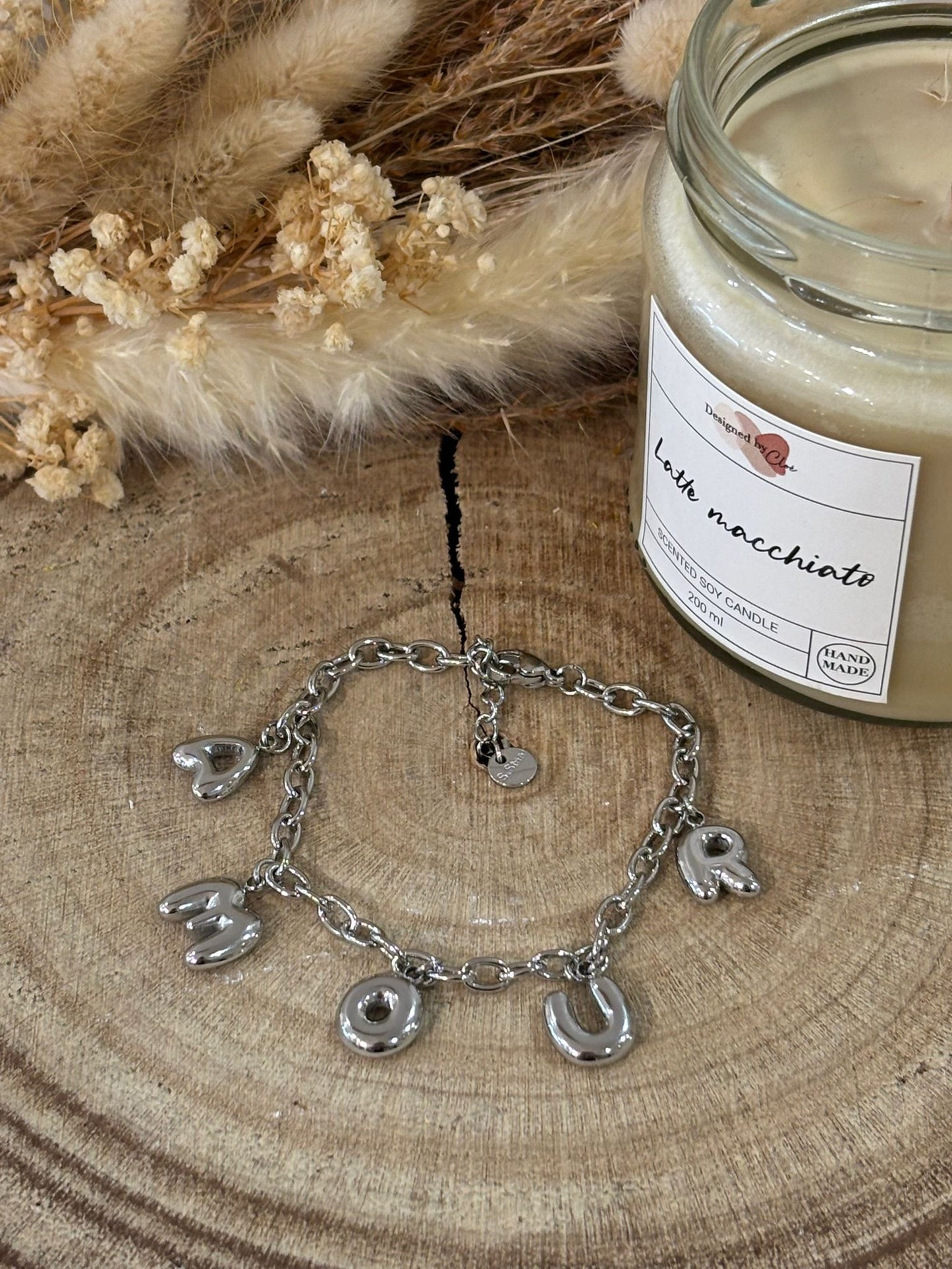 Bracelet breloques Amour en acier inoxydable, délicat et élégant, parfait pour ajouter une touche raffinée et moderne à votre poignet.