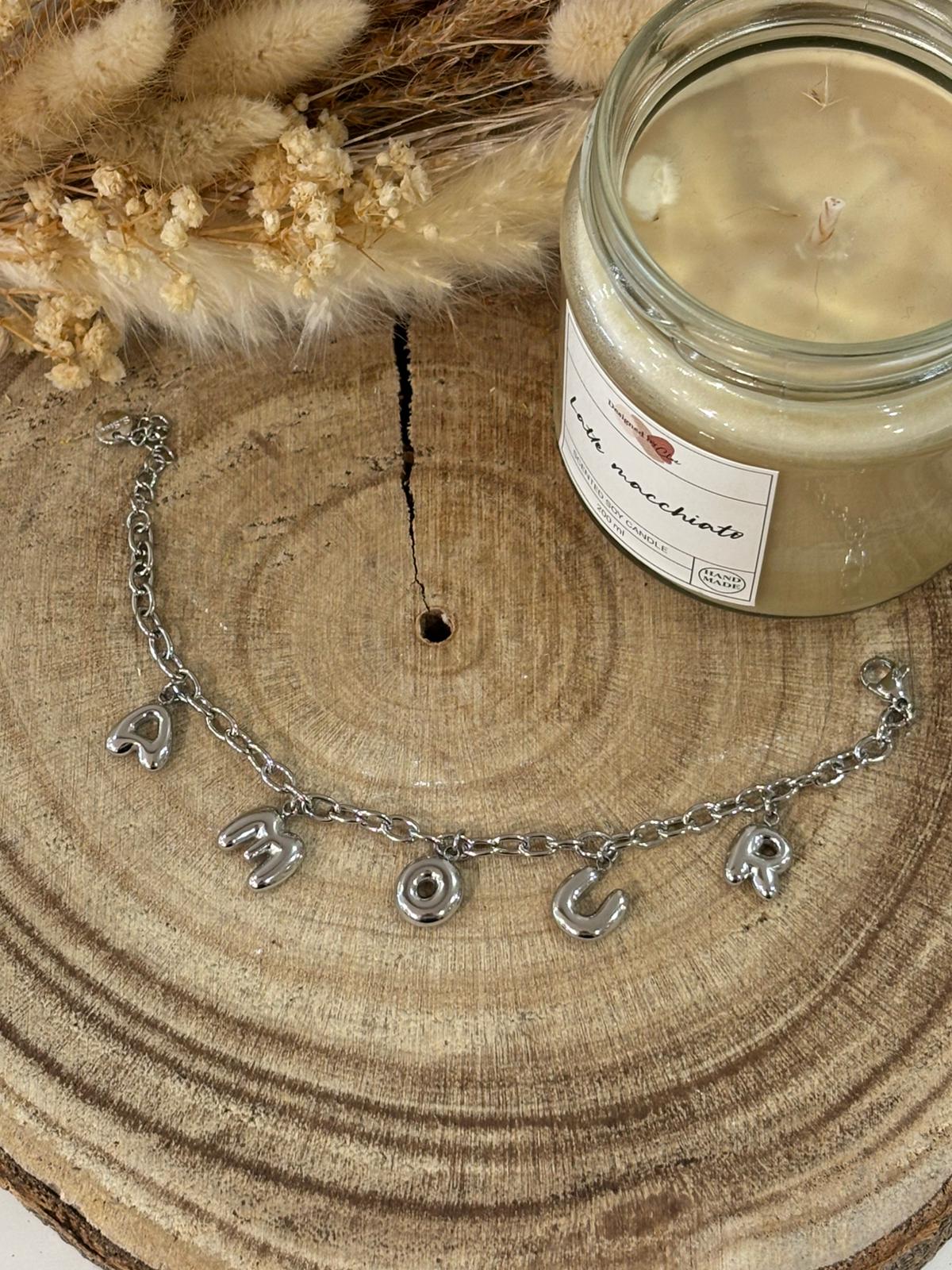 Bracelet breloques Amour en acier inoxydable, délicat et élégant, parfait pour ajouter une touche raffinée et moderne à votre poignet.