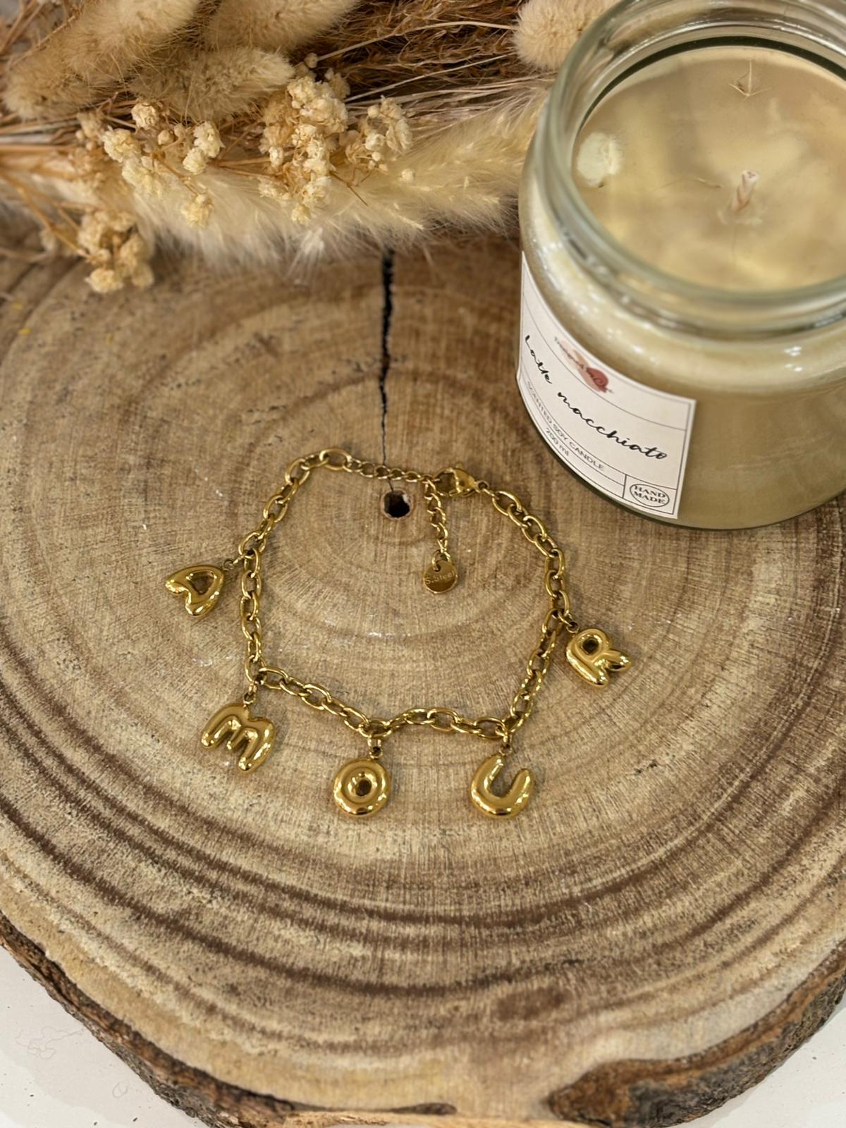 Bracelet breloques Amour en acier inoxydable, délicat et élégant, parfait pour ajouter une touche raffinée et moderne à votre poignet.