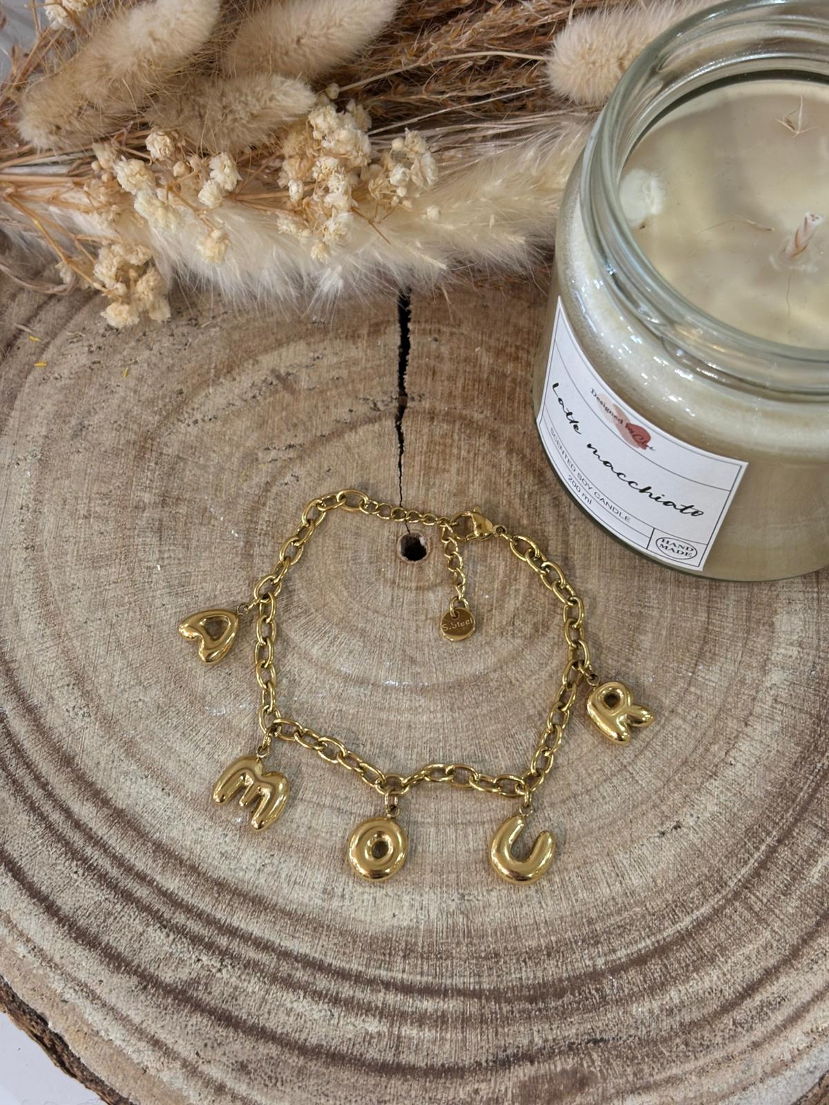Bracelet breloques Amour en acier inoxydable, délicat et élégant, parfait pour ajouter une touche raffinée et moderne à votre poignet.