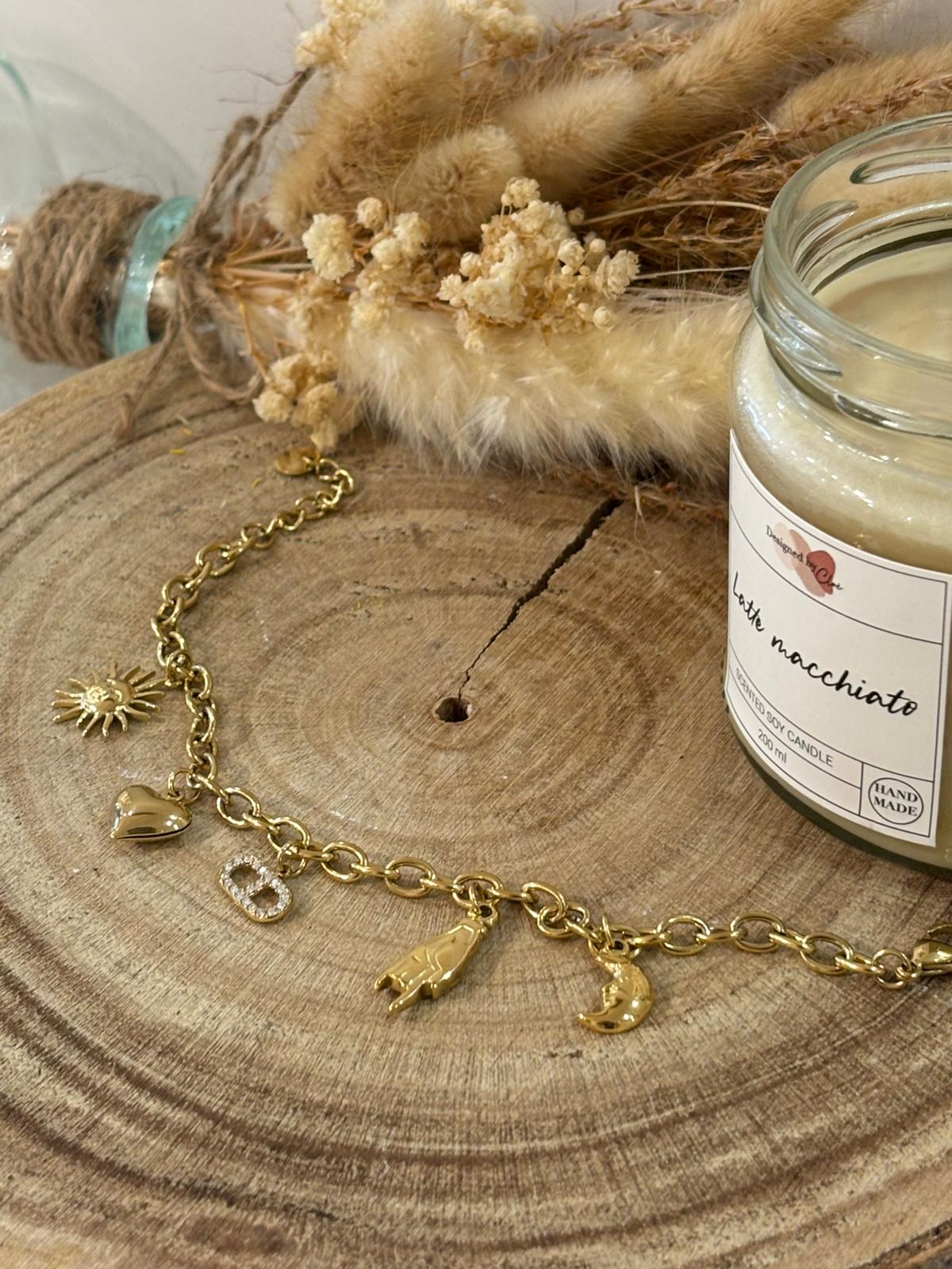 Bracelet breloques Ava en acier inoxydable, élégant et délicat, parfait pour ajouter une touche moderne et raffinée à votre poignet.