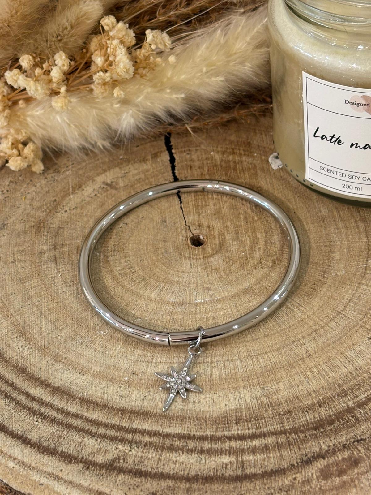 Jonc Alya en acier inoxydable, élégant et raffiné, parfait pour ajouter une touche moderne et délicate à votre poignet.