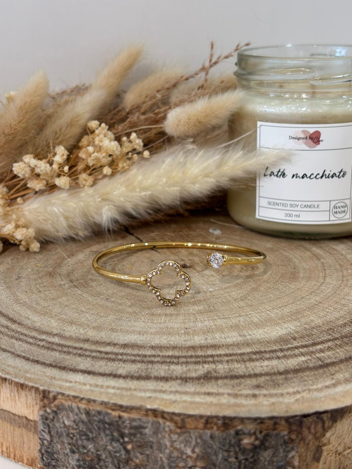 Jonc Théa en acier inoxydable, délicat et élégant, parfait pour ajouter une touche moderne et raffinée à votre poignet.