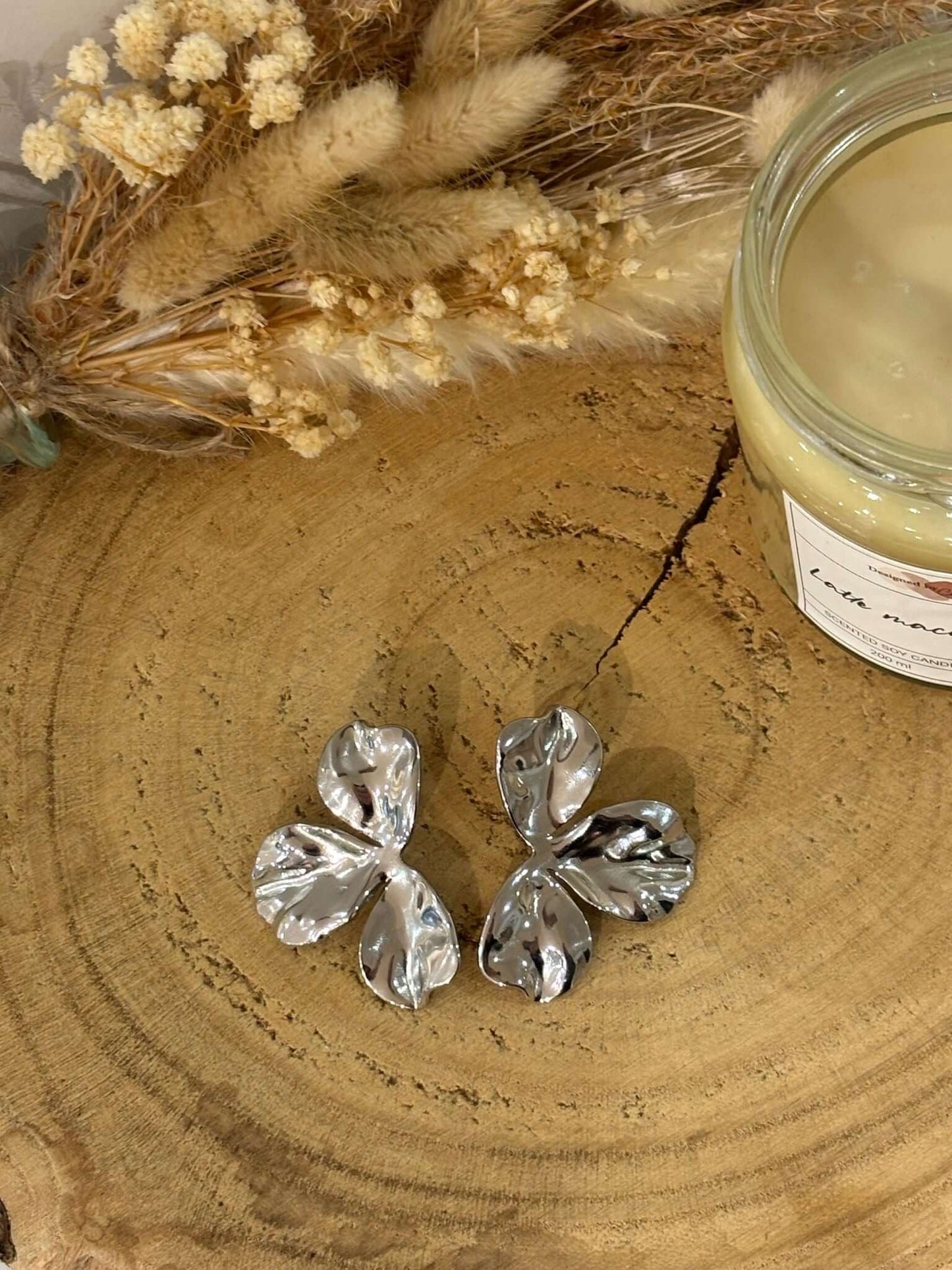 Boucles d'oreilles Jen en acier inoxydable, modernes et élégantes, parfaites pour sublimer votre style avec une touche raffinée.