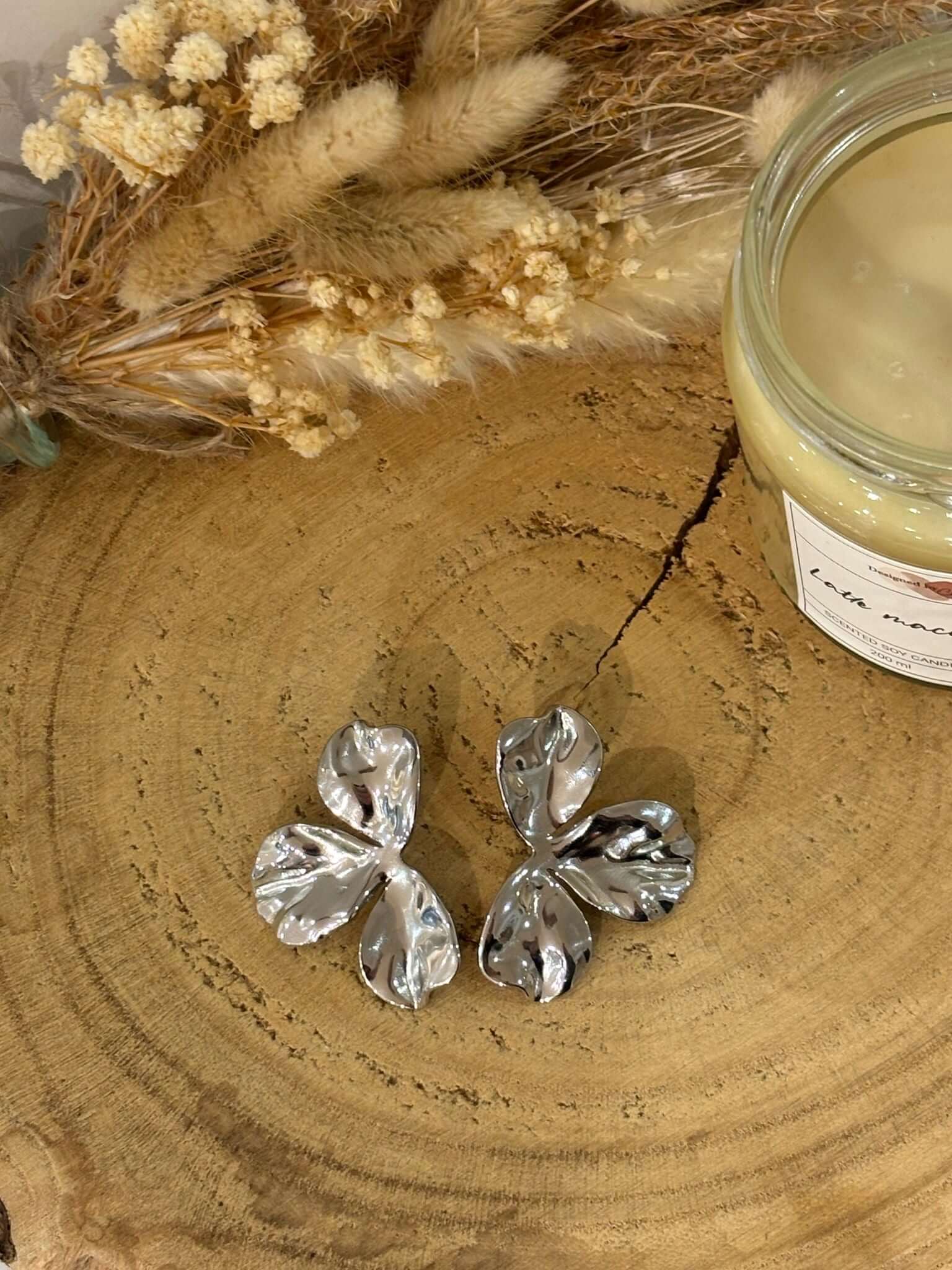 Boucles d'oreilles Jen en acier inoxydable, modernes et élégantes, parfaites pour sublimer votre style avec une touche raffinée.