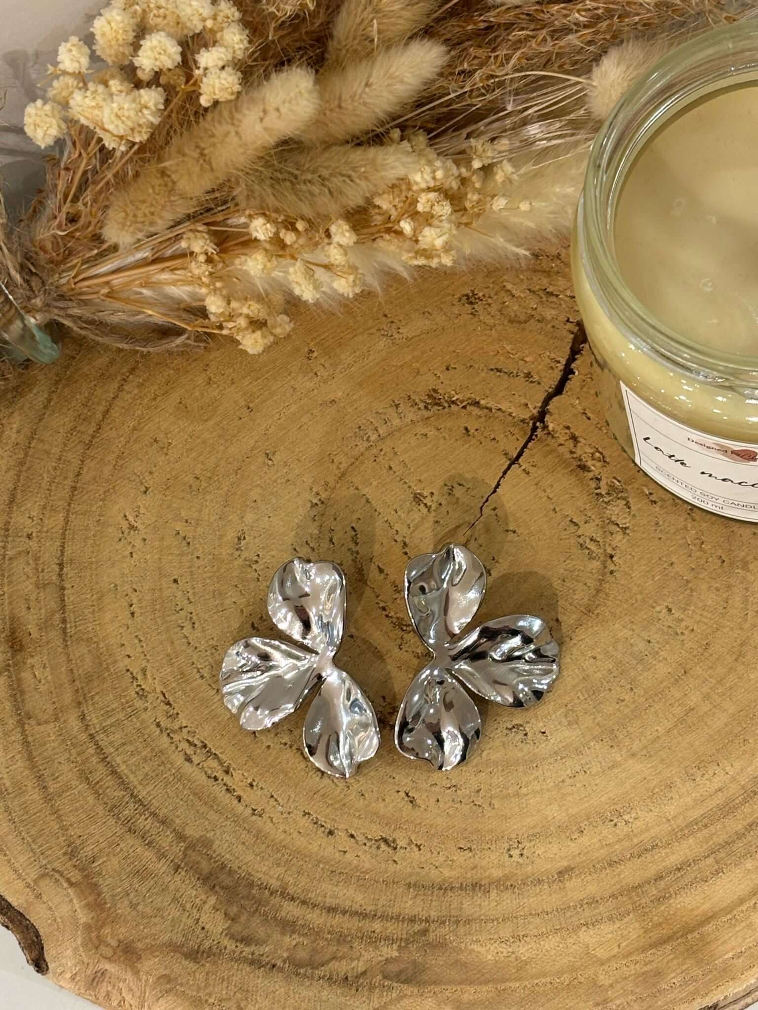 Boucles d'oreilles Jen en acier inoxydable, modernes et élégantes, parfaites pour sublimer votre style avec une touche raffinée.