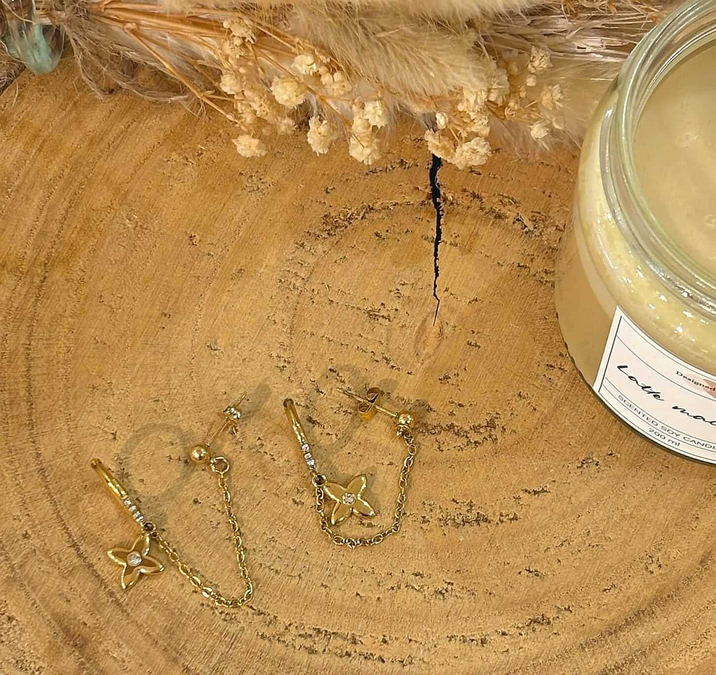 Boucles d'oreilles Agatha en acier inoxydable, élégantes et modernes, idéales pour ajouter une touche sophistiquée à votre look.