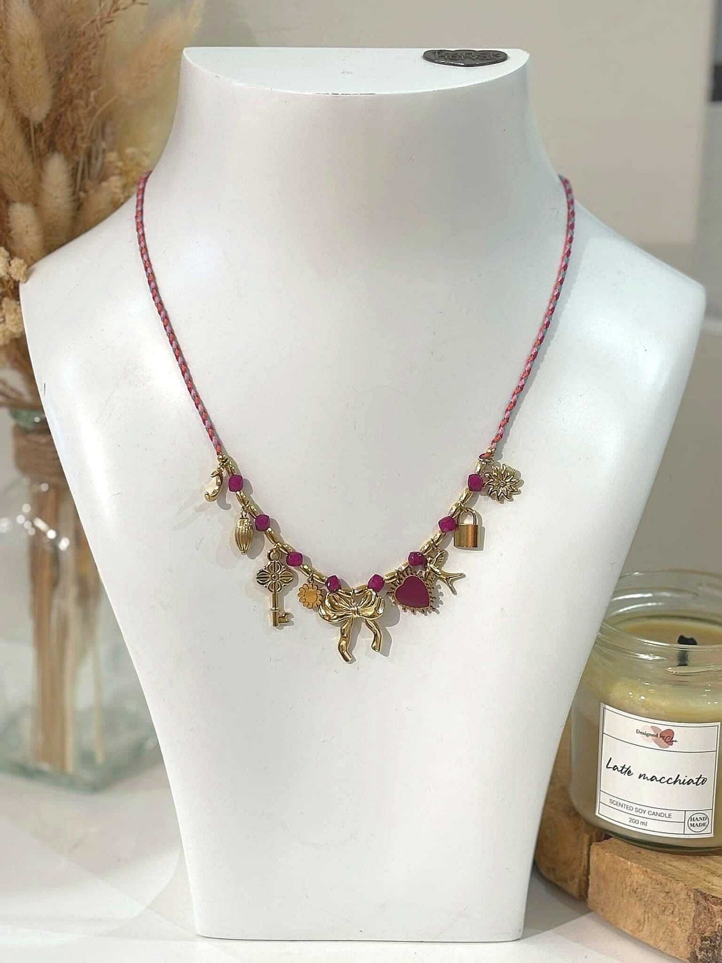 Collier breloques Violetta en acier inoxydable, élégant et délicat, parfait pour ajouter une touche raffinée à votre décolleté.