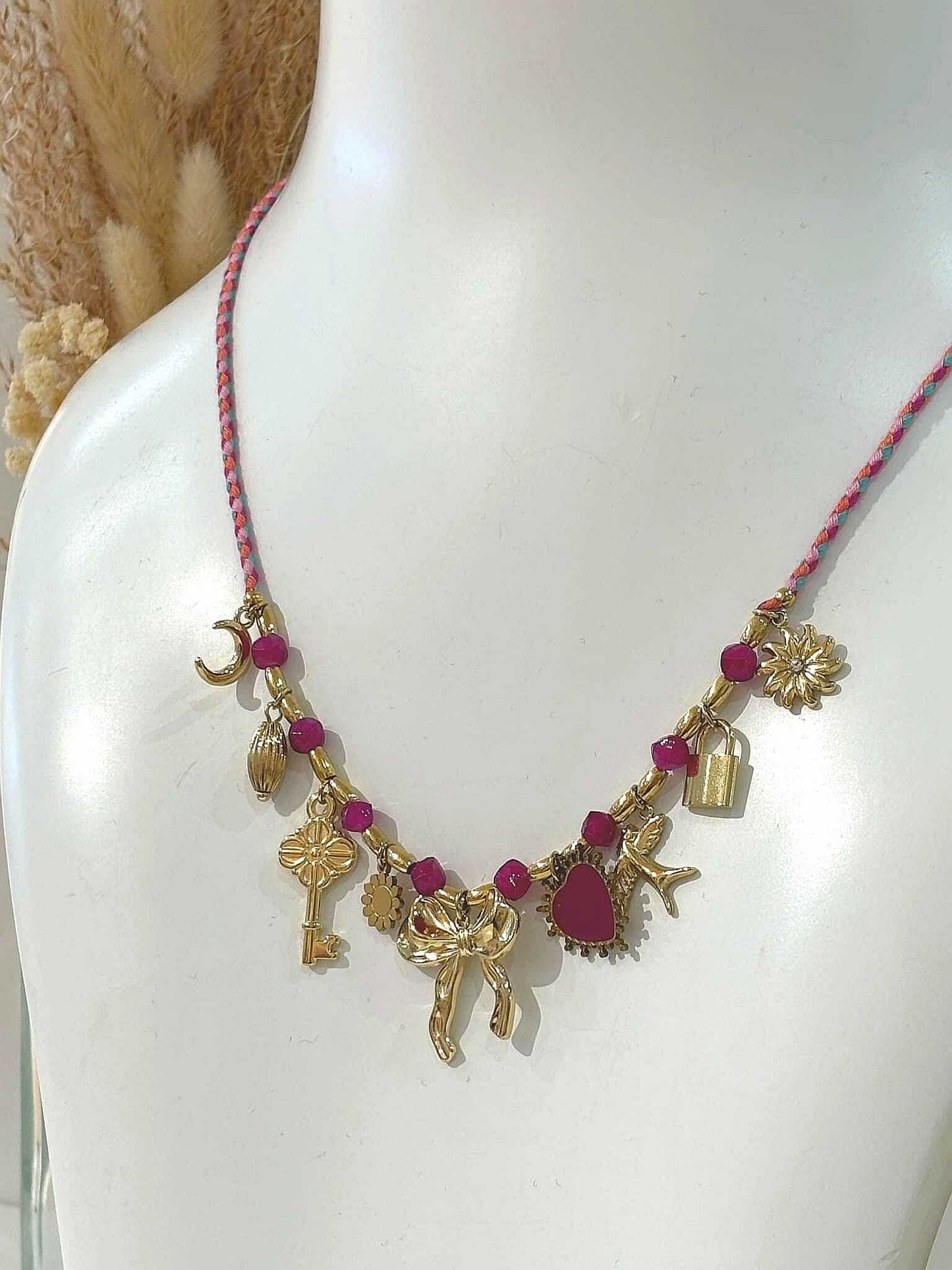 Collier breloques Violetta en acier inoxydable, élégant et délicat, parfait pour ajouter une touche raffinée à votre décolleté.