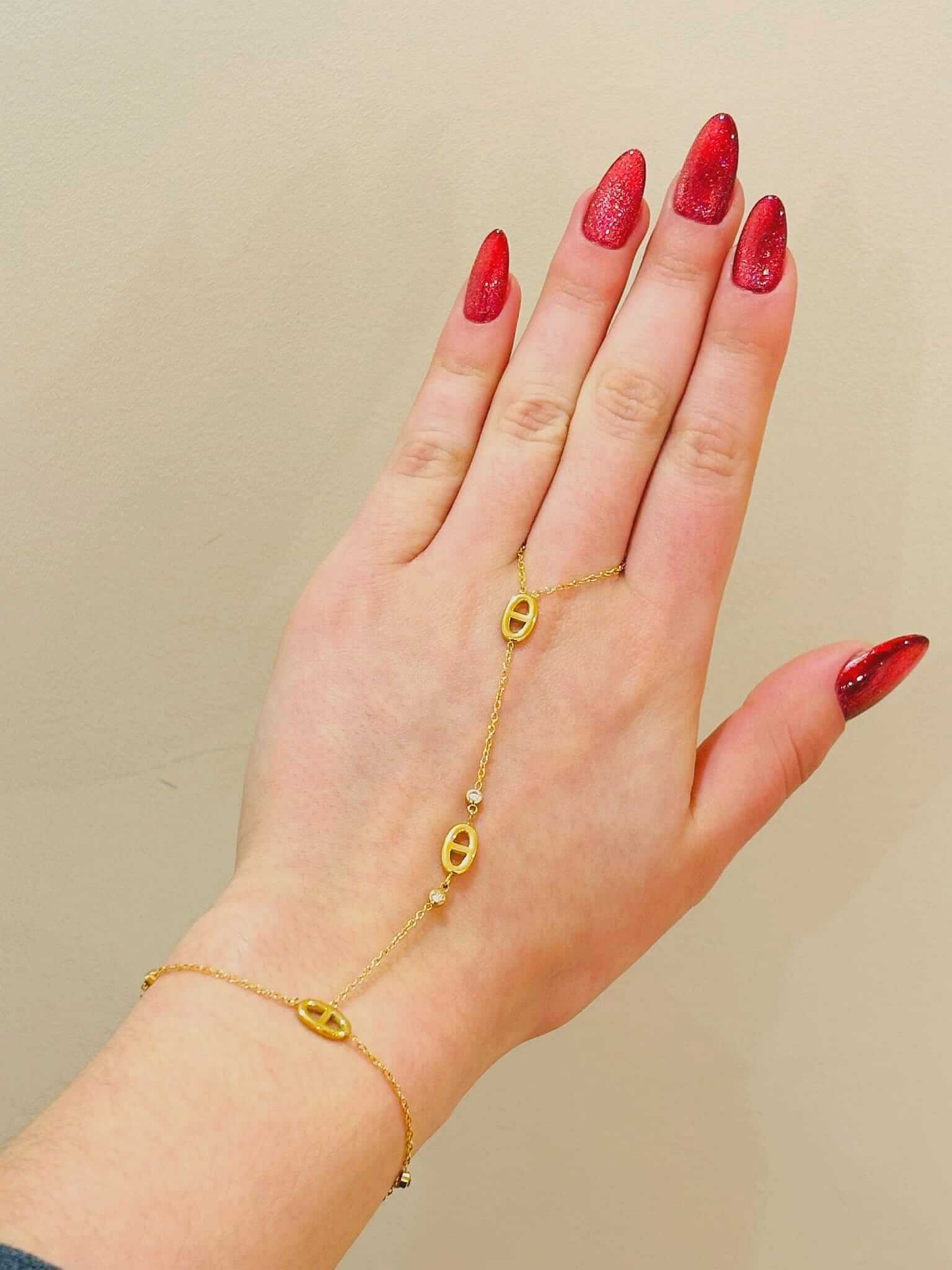 Chaîne de main Naïa en acier inoxydable, délicate et élégante, idéale pour sublimer votre poignet avec une touche raffinée.