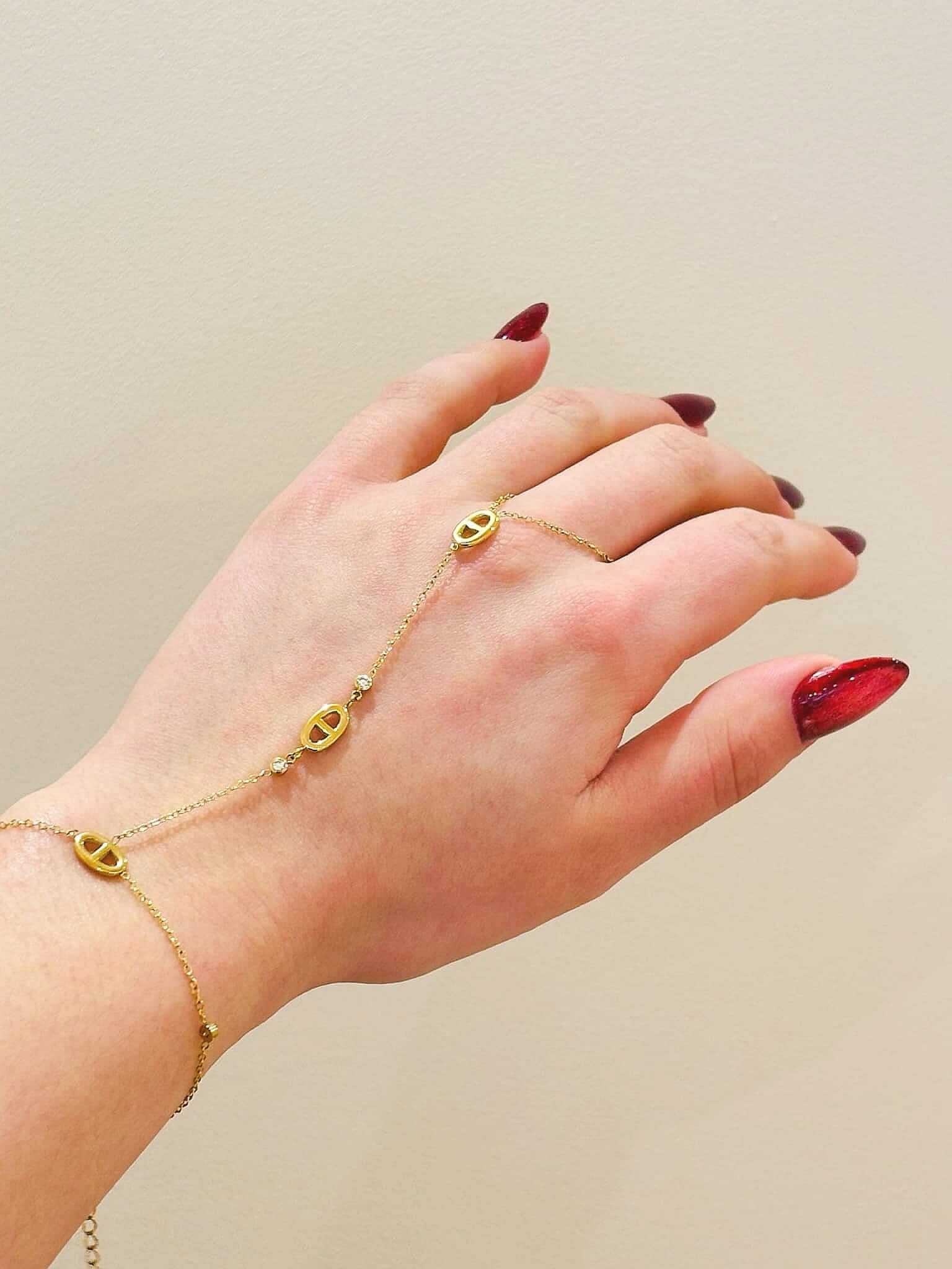 Chaîne de main Naïa en acier inoxydable, délicate et élégante, idéale pour sublimer votre poignet avec une touche raffinée.