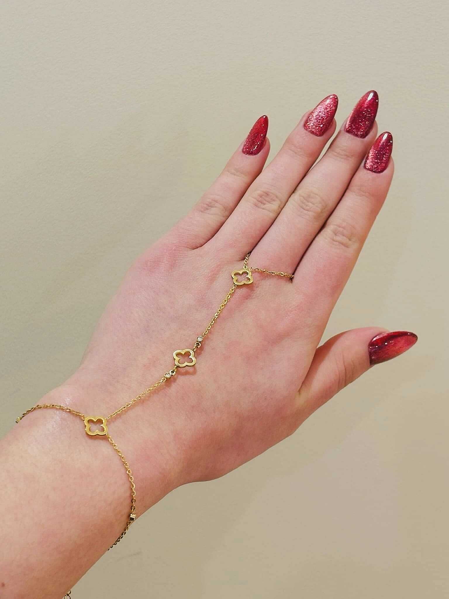 Chaîne de main Livia en acier inoxydable, élégante et délicate, parfaite pour ajouter une touche raffinée à votre poignet.