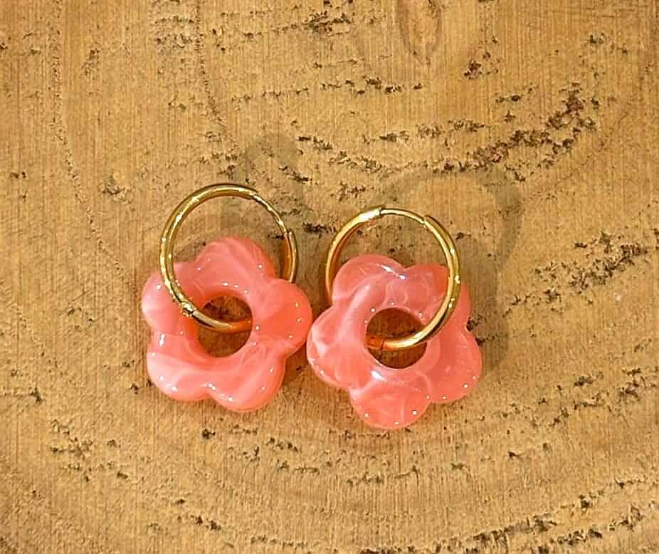 Boucles d'oreilles Soléa corail en acier inoxydable, élégantes et légères, parfaites pour un look raffiné et moderne.
