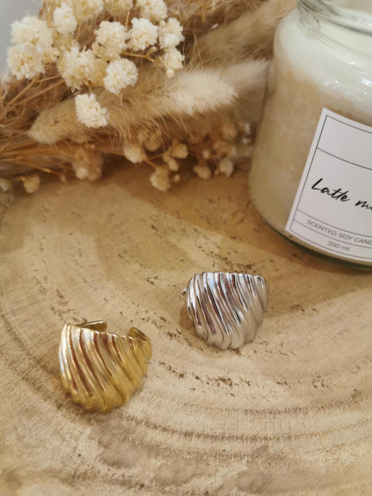 Bague Lina en acier inoxydable, élégante et moderne, parfaite pour sublimer votre look avec une touche sophistiquée et raffinée.