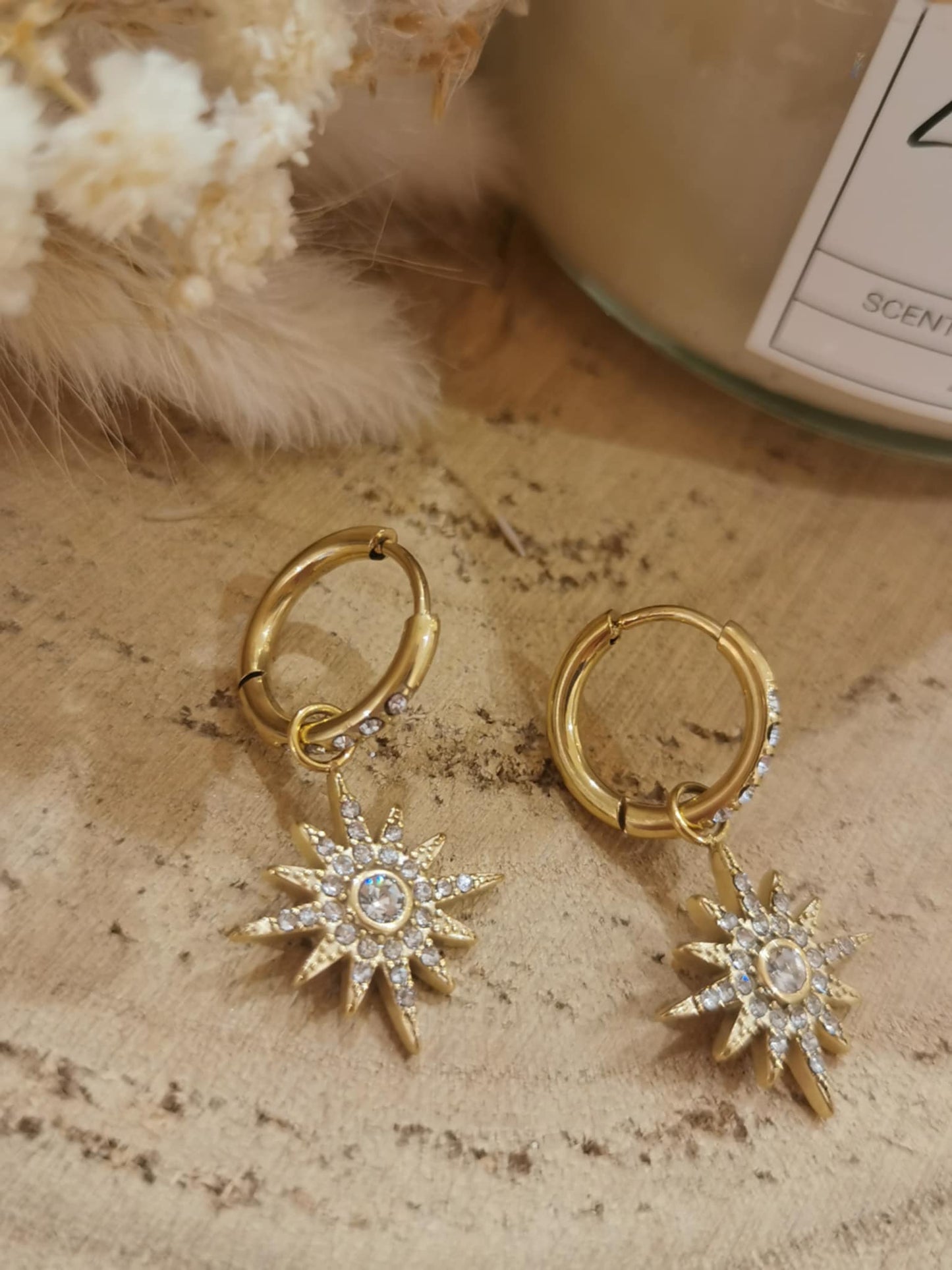 Boucles d'oreilles breloques Lily en acier inoxydable, élégantes et délicates, parfaites pour ajouter une touche moderne et raffinée à votre look.