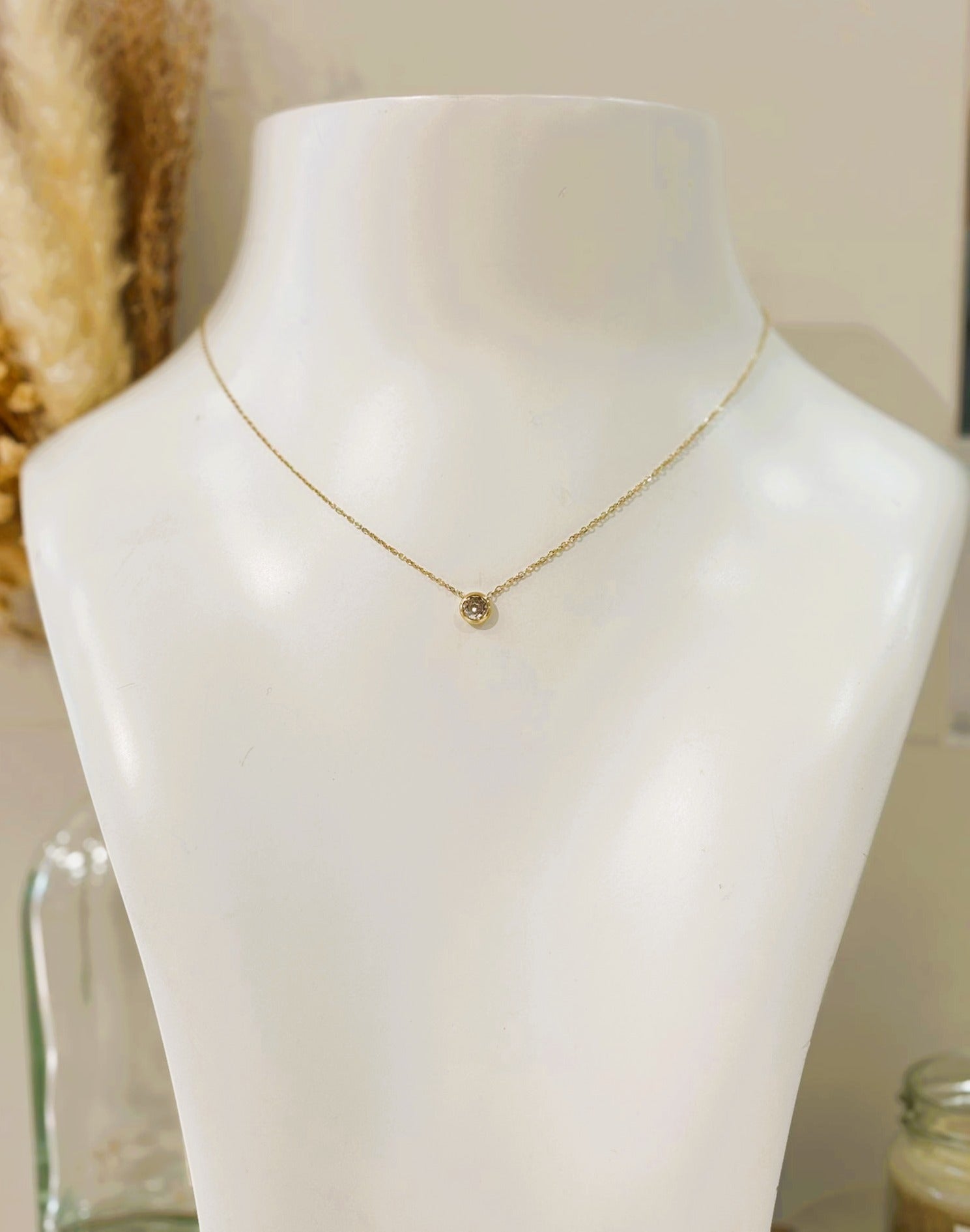 Collier Alice en acier inoxydable, élégant et raffiné, parfait pour ajouter une touche moderne et délicate à votre look.