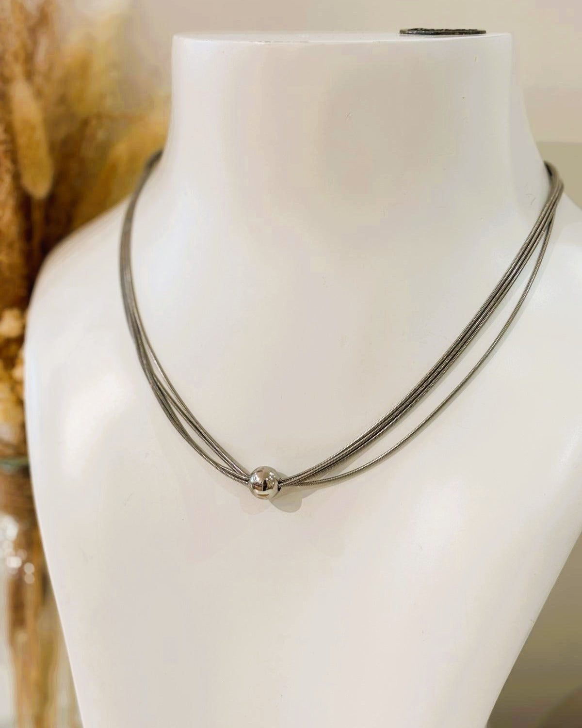 Collier Inaya en acier inoxydable, élégant et raffiné, parfait pour ajouter une touche moderne et délicate à votre look.