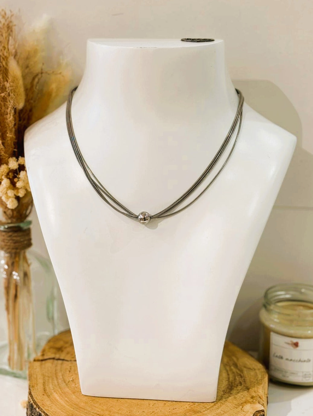 Collier Inaya en acier inoxydable, élégant et raffiné, parfait pour ajouter une touche moderne et délicate à votre look.