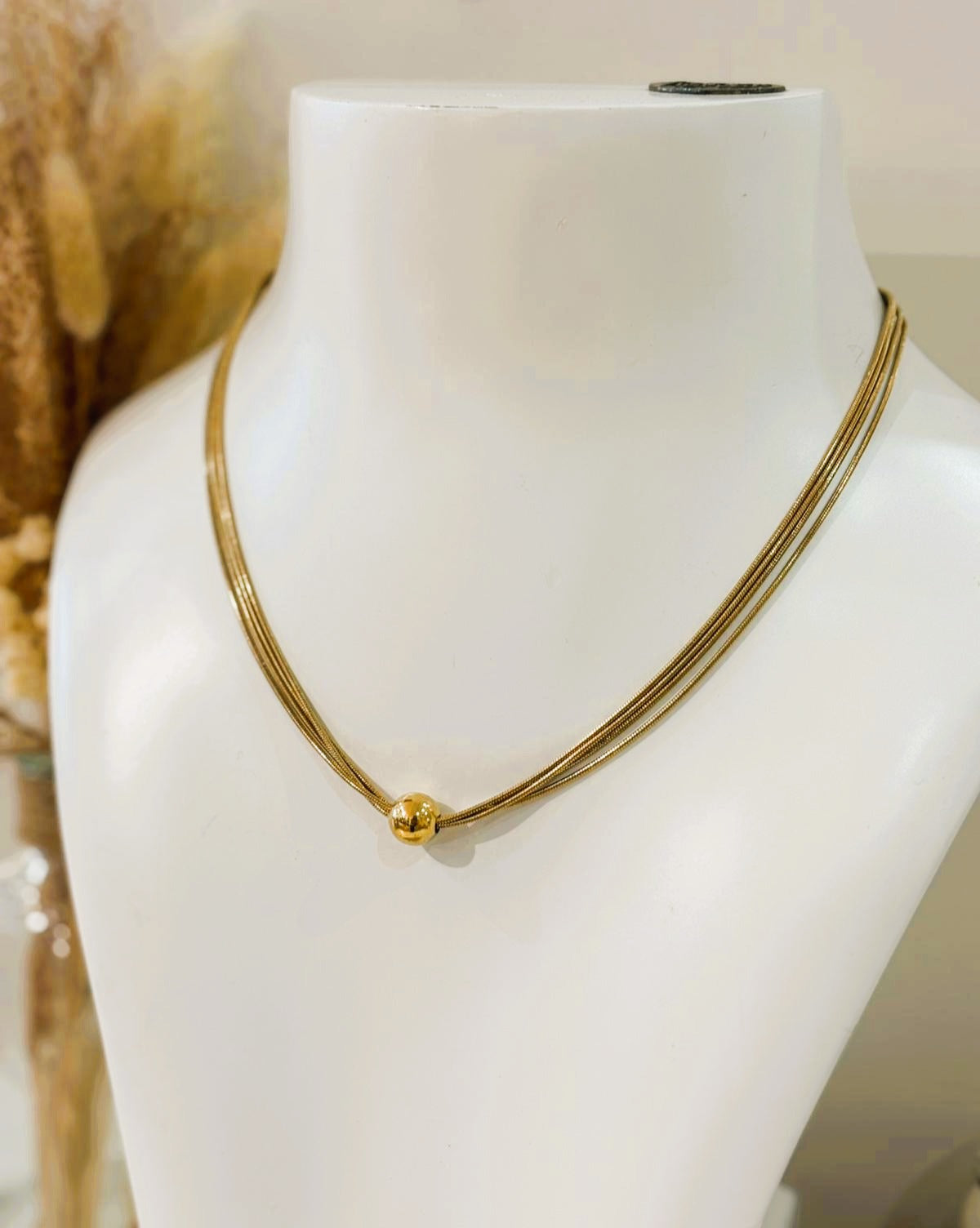 Collier Inaya en acier inoxydable, élégant et raffiné, parfait pour ajouter une touche moderne et délicate à votre look.