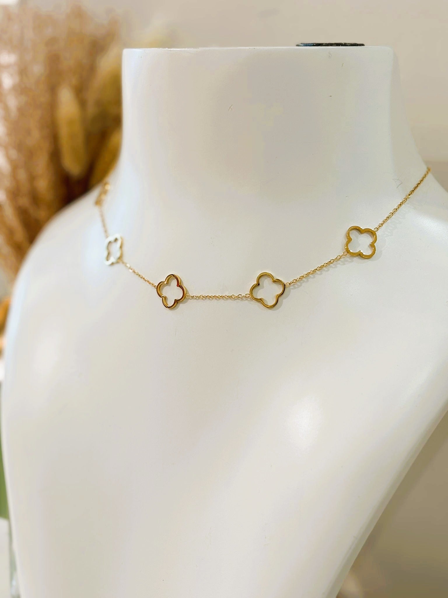 Collier Lou en acier inoxydable, élégant et raffiné, idéal pour ajouter une touche moderne et délicate à votre look.