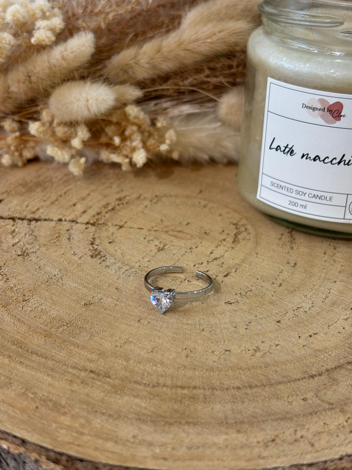 Bague Albane en acier inoxydable, élégante et moderne, idéale pour apporter une touche raffinée et délicate à votre look.