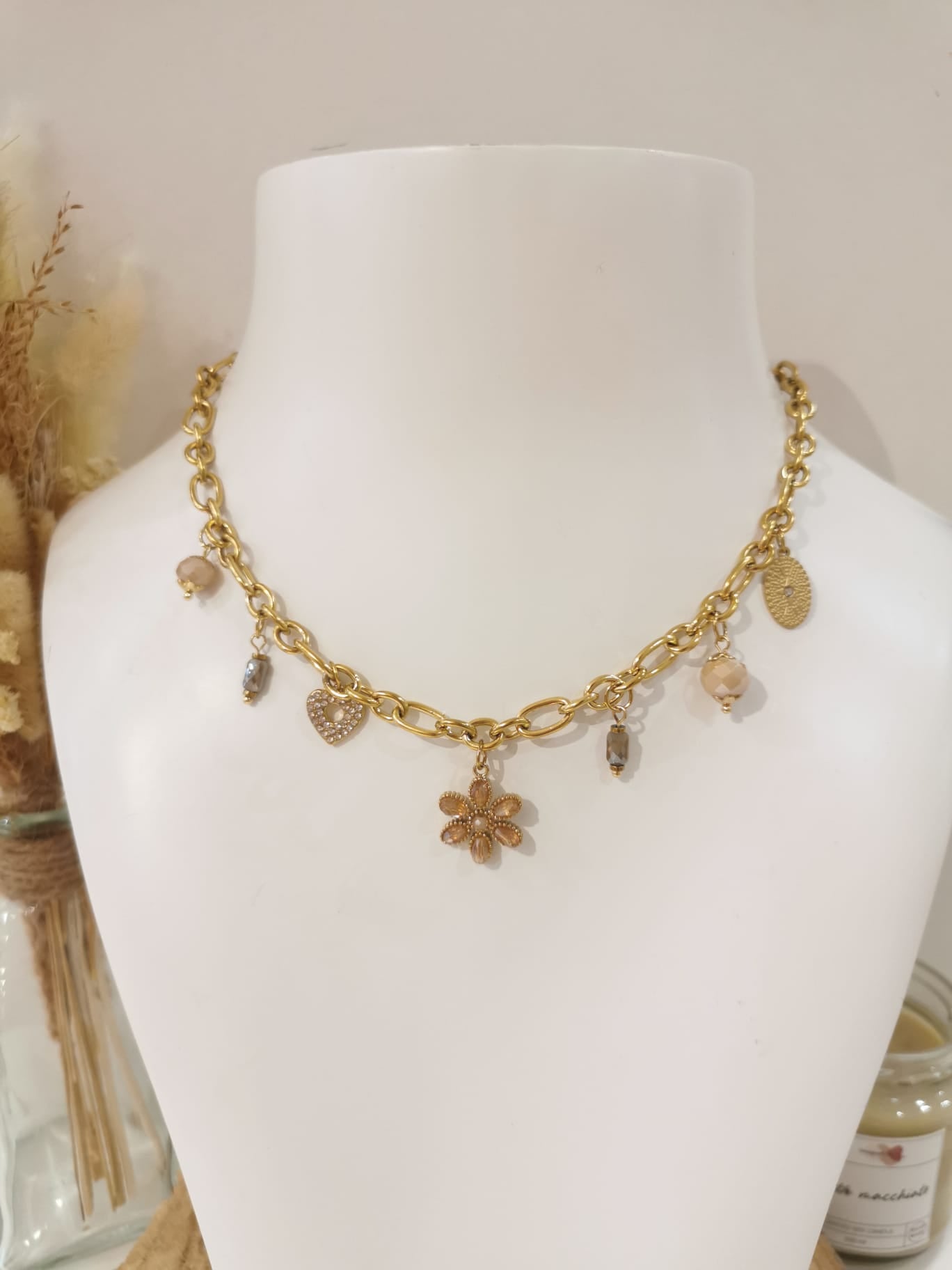 Collier Maya en acier inoxydable, délicat et élégant, idéal pour apporter une touche raffinée et moderne à votre look.