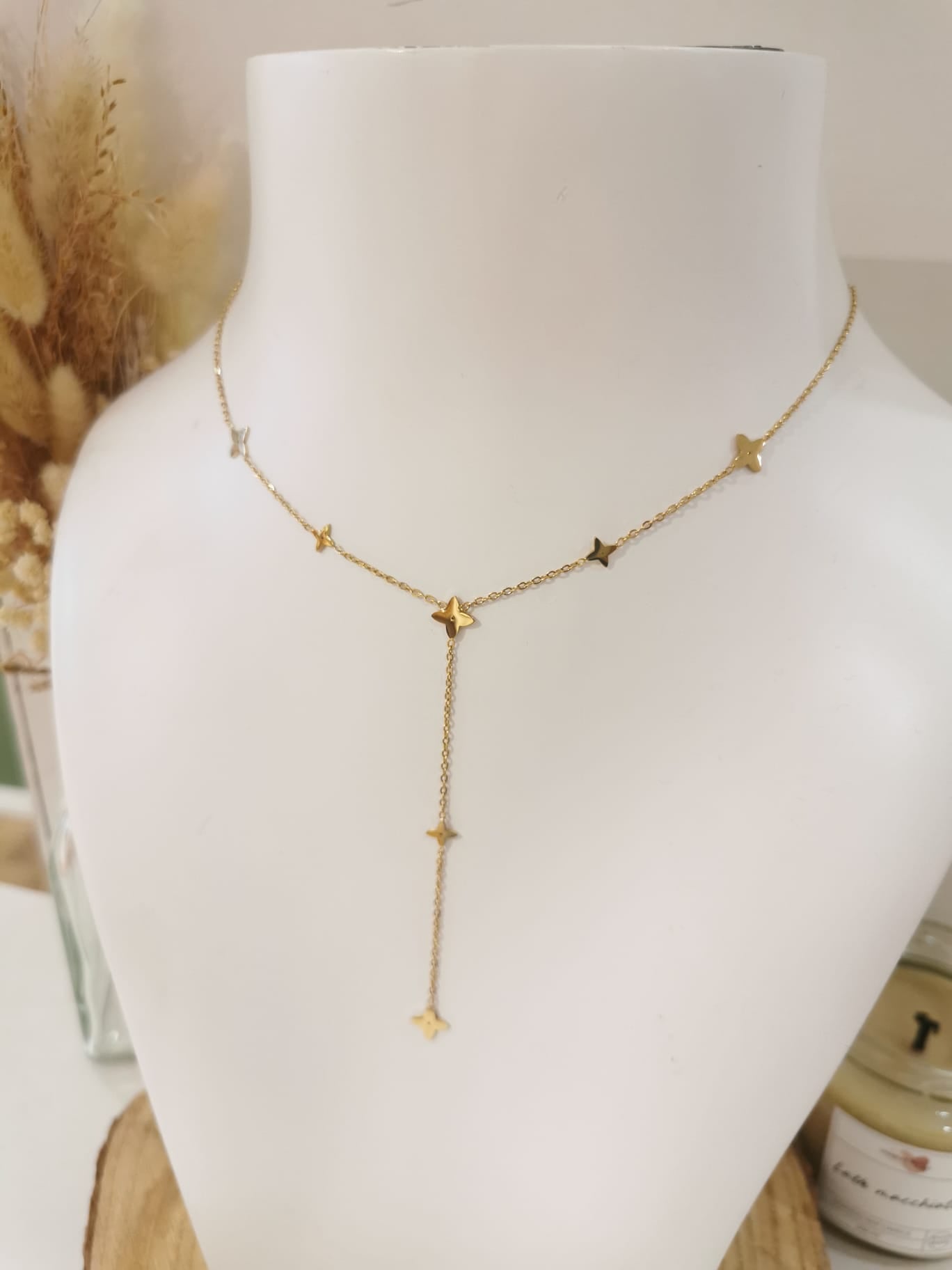 Collier Y Marie en acier inoxydable, élégant et raffiné, parfait pour apporter une touche moderne et délicate à votre style.
