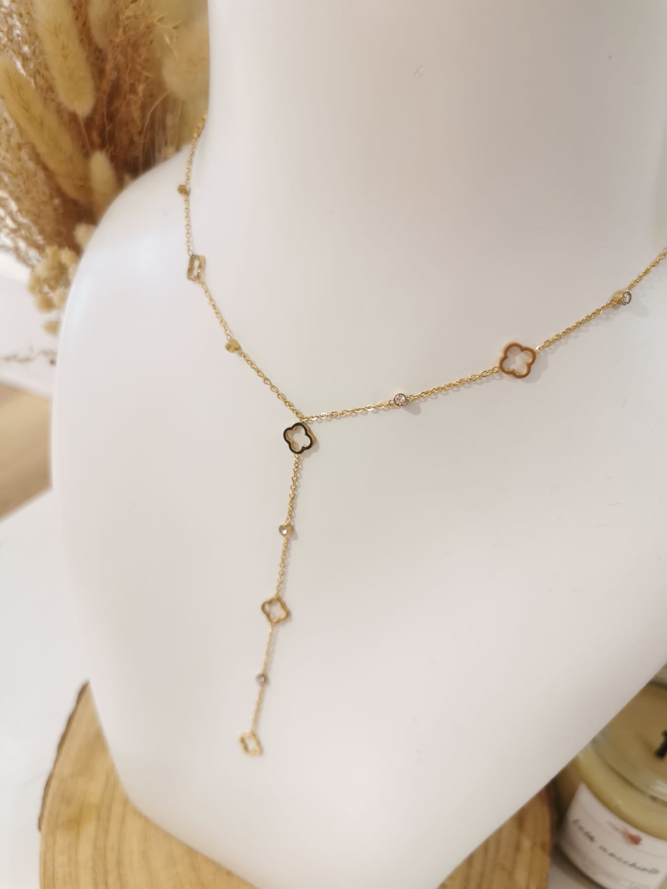 Collier Y Elodie en acier inoxydable, élégant et moderne, parfait pour sublimer votre look avec une touche sophistiquée.