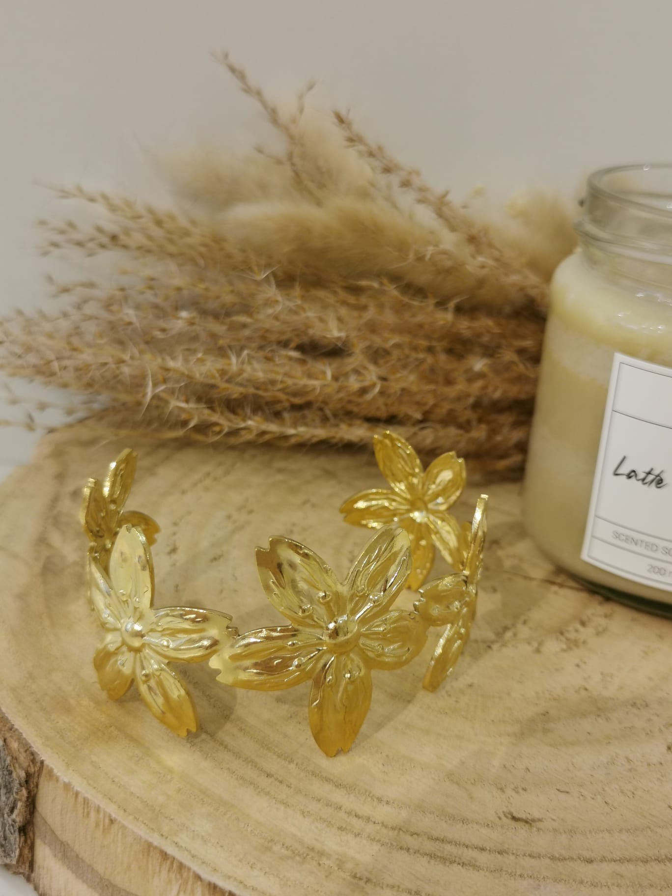 Jonc Aurélia en acier inoxydable, élégant et moderne, parfait pour ajouter une touche raffinée et délicate à votre poignet.