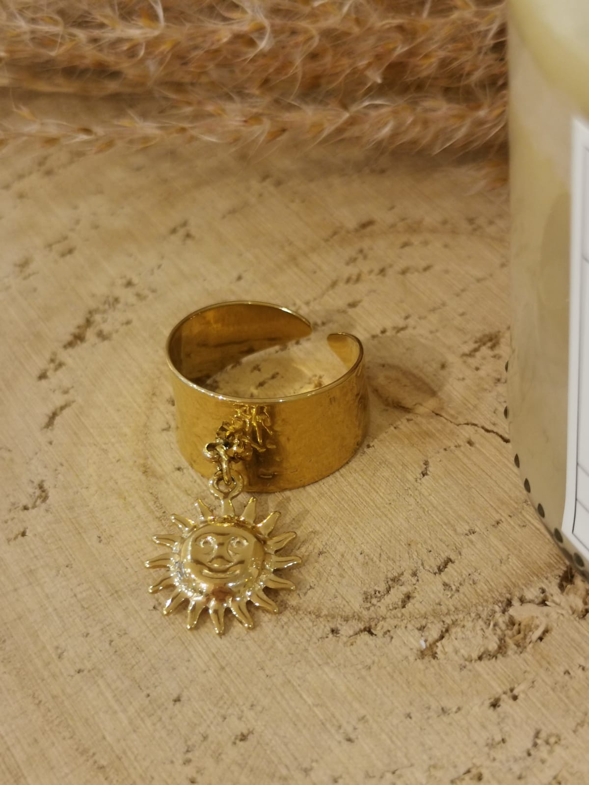 Bague breloque Charlotte en acier inoxydable, élégante et moderne, parfaite pour ajouter une touche délicate et raffinée à votre style.