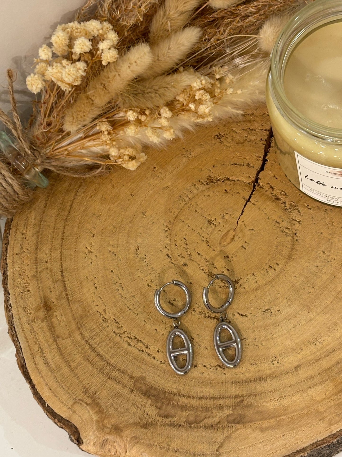 Boucles d'oreilles Abigail en acier inoxydable, élégantes et modernes, idéales pour ajouter une touche sophistiquée à votre look.