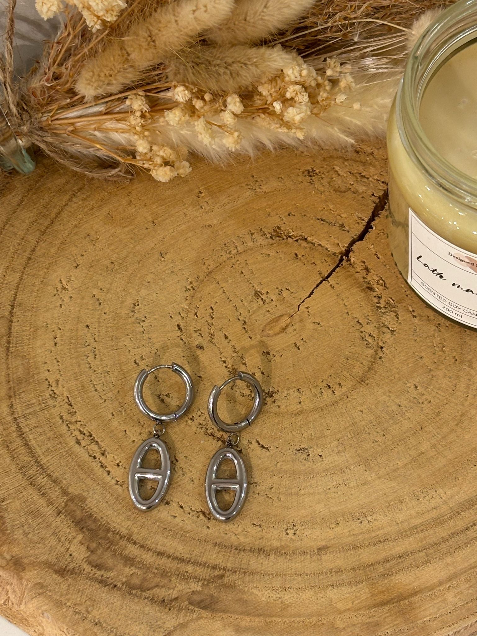 Boucles d'oreilles Abigail en acier inoxydable, élégantes et modernes, idéales pour ajouter une touche sophistiquée à votre look.