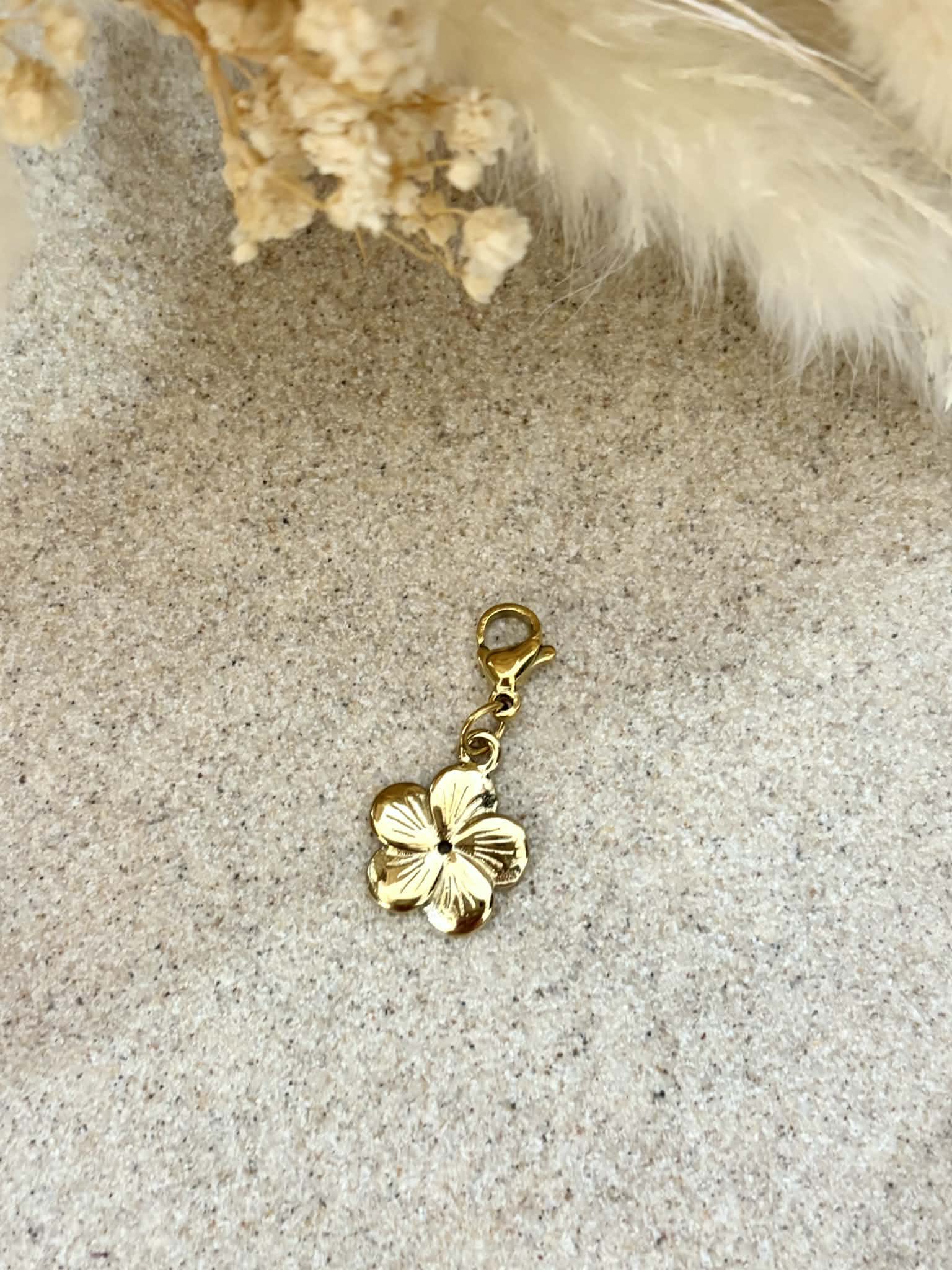 Charms fleur dorée en acier inoxydable