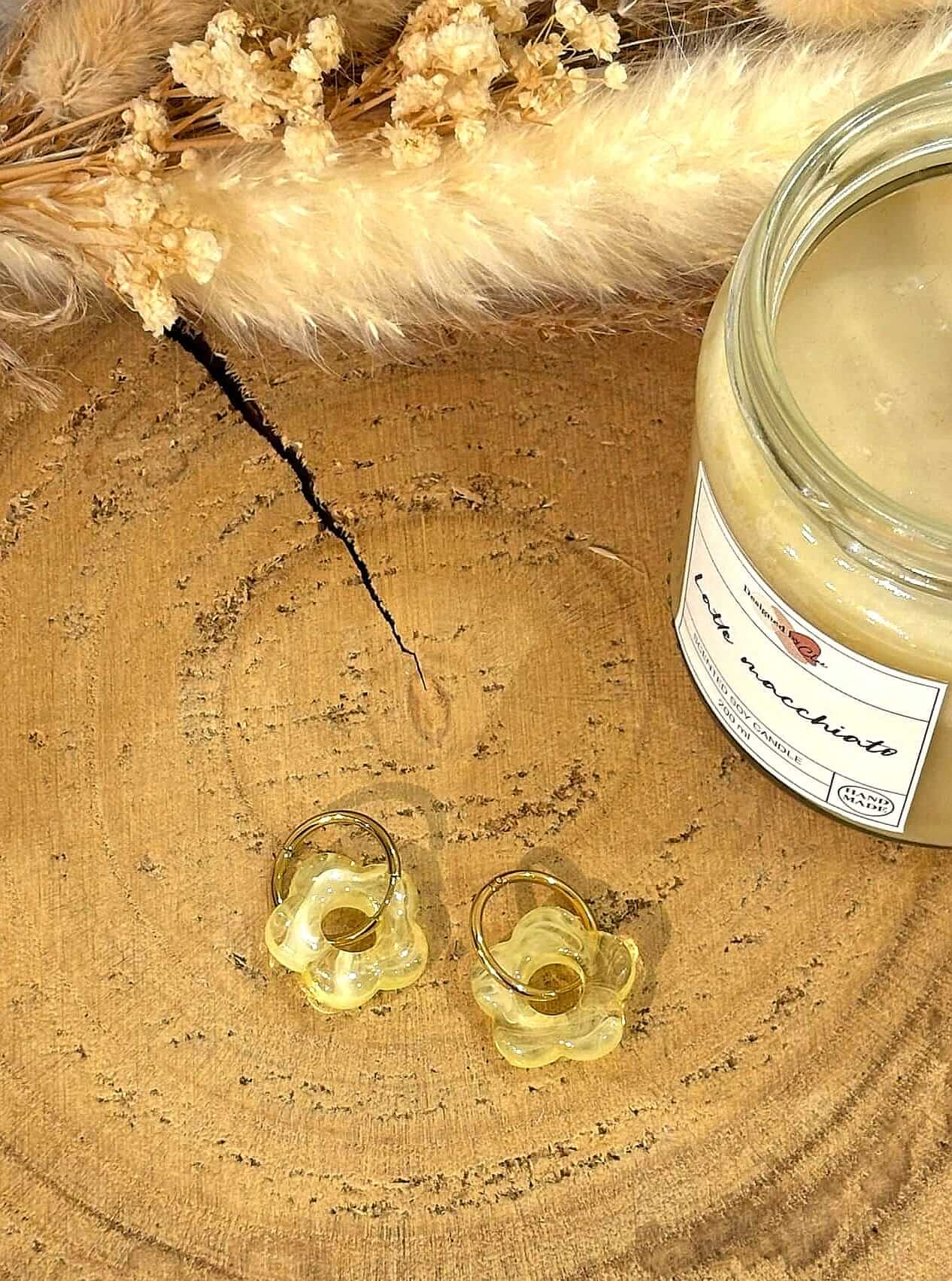 Boucles d'oreilles Soléa jaune en acier inoxydable, élégantes et légères, parfaites pour un look raffiné et moderne.