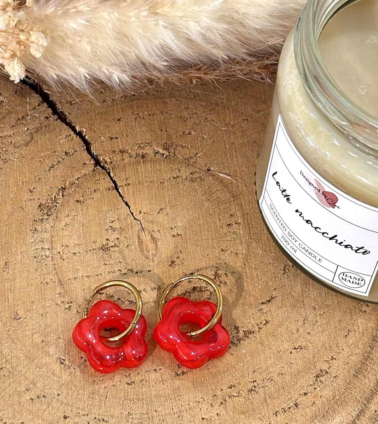 Boucles d'oreilles Soléa rouge en acier inoxydable, élégantes et légères, parfaites pour un look raffiné et moderne.