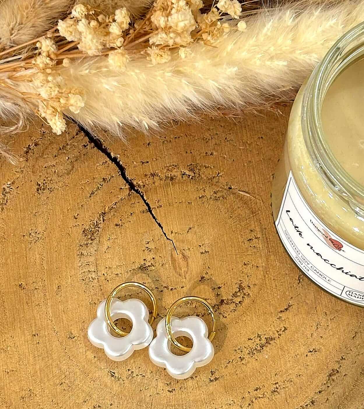 Boucles d'oreilles Soléa blanche en acier inoxydable, élégantes et légères, parfaites pour un look raffiné et moderne.
