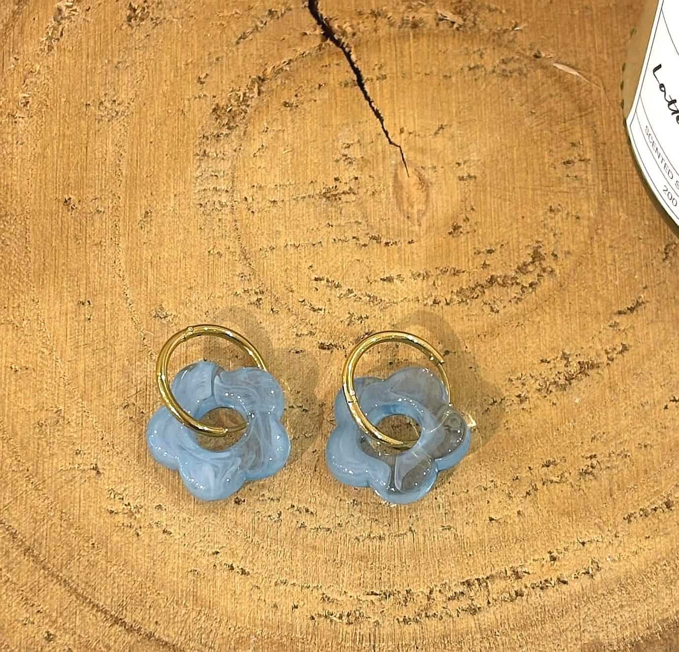 Boucles d'oreilles Soléa bleu en acier inoxydable, élégantes et légères, parfaites pour un look raffiné et moderne.