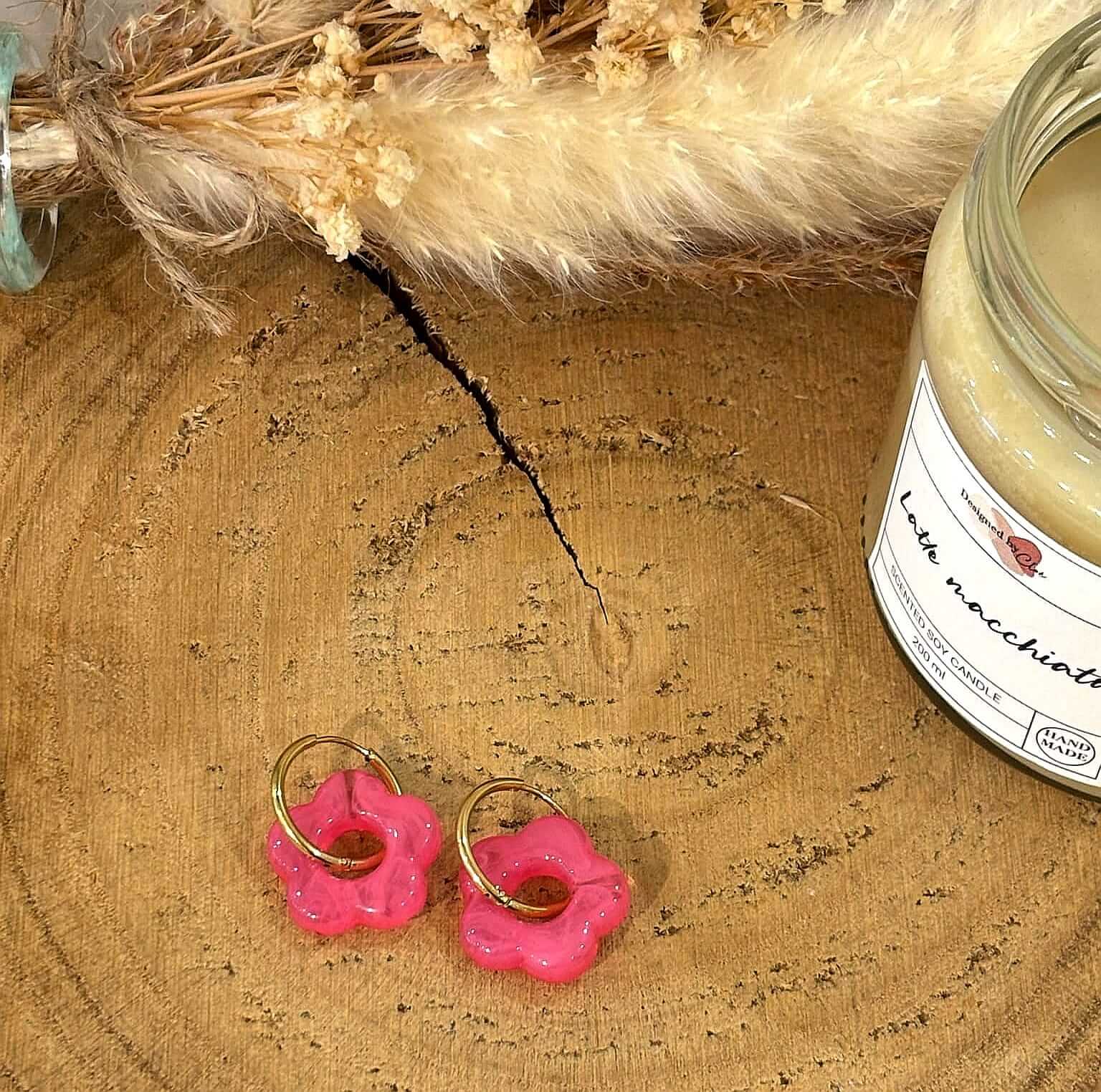 Boucles d'oreilles Soléa rose en acier inoxydable, élégantes et légères, parfaites pour un look raffiné et moderne.